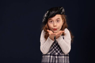 Şık esmer çocuk siyah bir arka plan üzerinde stüdyoda poz olduğunu. Çocuk modası.