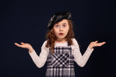 Şık esmer çocuk siyah bir arka plan üzerinde stüdyoda poz olduğunu. Çocuk modası.