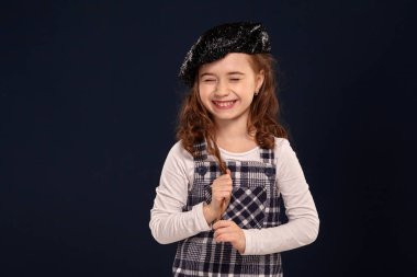 Şık esmer çocuk siyah bir arka plan üzerinde stüdyoda poz olduğunu. Çocuk modası.