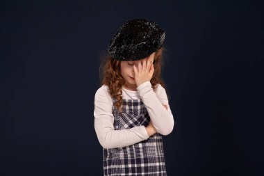 Şık esmer çocuk siyah bir arka plan üzerinde stüdyoda poz olduğunu. Çocuk modası.