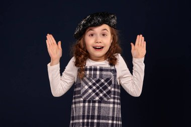 Şık esmer çocuk siyah bir arka plan üzerinde stüdyoda poz olduğunu. Çocuk modası.