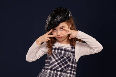 Şık esmer çocuk siyah bir arka plan üzerinde stüdyoda poz olduğunu. Çocuk modası.