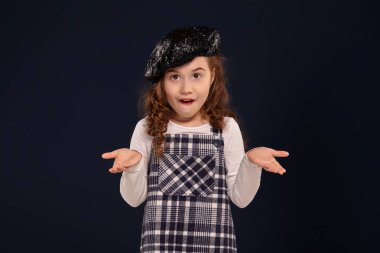 Şık esmer çocuk siyah bir arka plan üzerinde stüdyoda poz olduğunu. Çocuk modası.