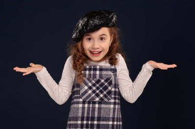 Şık esmer çocuk siyah bir arka plan üzerinde stüdyoda poz olduğunu. Çocuk modası.