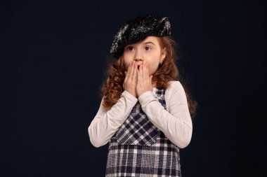 Şık esmer çocuk siyah bir arka plan üzerinde stüdyoda poz olduğunu. Çocuk modası.