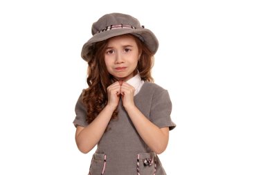 Beyaz arka plan üzerinde izole poz uzun, kıvırcık saçlı güzel bir küçük çocuk Stüdyo çekim.