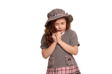 Beyaz arka plan üzerinde izole poz uzun, kıvırcık saçlı güzel bir küçük çocuk Stüdyo çekim.