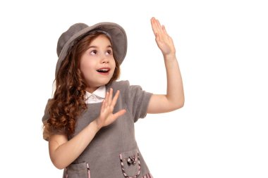 Beyaz arka plan üzerinde izole poz uzun, kıvırcık saçlı güzel bir küçük çocuk Stüdyo çekim.