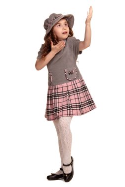 Beyaz arka plan üzerinde izole poz uzun, kıvırcık saçlı güzel bir küçük çocuğun tam uzunlukta çekim.