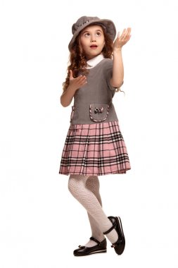 Beyaz arka plan üzerinde izole poz uzun, kıvırcık saçlı güzel bir küçük çocuğun tam uzunlukta çekim.