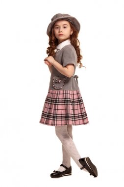 Beyaz arka plan üzerinde izole poz uzun, kıvırcık saçlı güzel bir küçük çocuğun tam uzunlukta çekim.