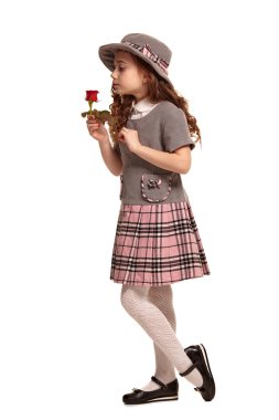 Beyaz arka plan üzerinde izole poz uzun, kıvırcık saçlı güzel bir küçük çocuğun tam uzunlukta çekim.