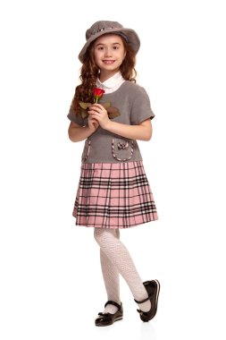 Beyaz arka plan üzerinde izole poz uzun, kıvırcık saçlı güzel bir küçük çocuğun tam uzunlukta çekim.