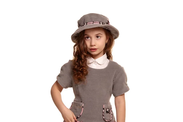 Foto de estudio de un niño encantador con un pelo largo y rizado posando aislado sobre fondo blanco . —  Fotos de Stock