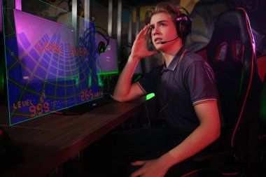 Profesyonel genç kafkas oyuncu onun Pc online oynuyor. Maçı kaybettiği için üzgün.