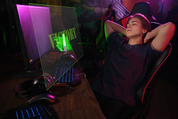 Cyber sport. Rrelaxed player rests in the break between matches on his comfortable gaming chair — Stock Photo, Image