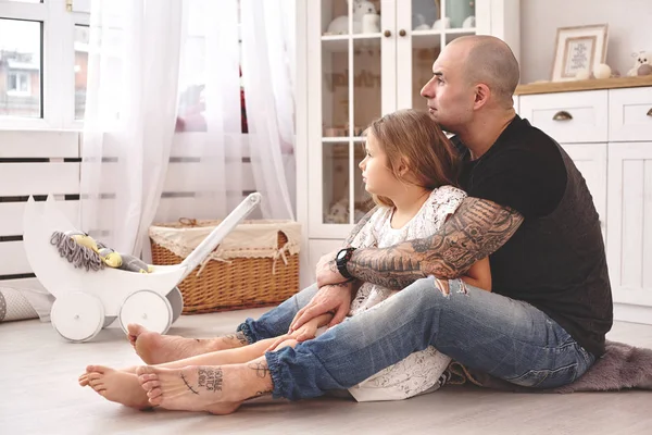 Adorável filha vestindo um vestido branco whith seu pai amoroso em uma moderna sala de crianças whith uma mobília de madeira. Família feliz . — Fotografia de Stock