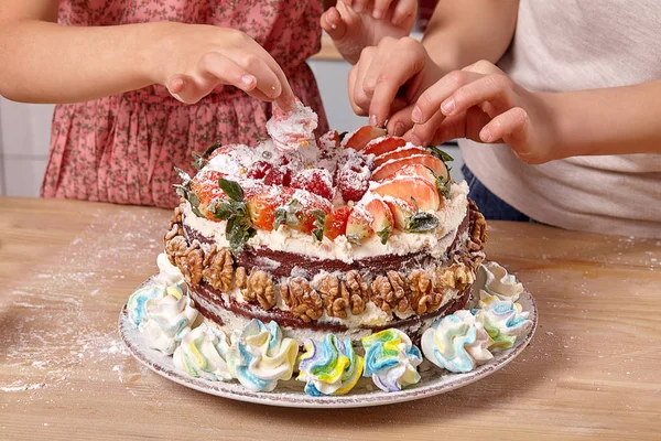 Οι μικροί φίλοι φτιάχνουν ένα κέικ μαζί σε μια κουζίνα.. — Φωτογραφία Αρχείου