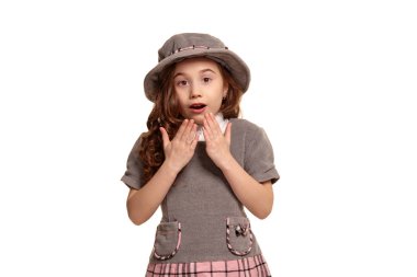 Beyaz arka plan üzerinde izole poz uzun, kıvırcık saçlı güzel bir küçük çocuk Stüdyo çekim.