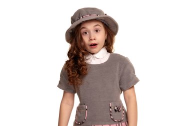 Beyaz arka plan üzerinde izole poz uzun, kıvırcık saçlı güzel bir küçük çocuk Stüdyo çekim.