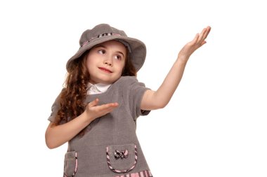 Beyaz arka plan üzerinde izole poz uzun, kıvırcık saçlı güzel bir küçük çocuk Stüdyo çekim.