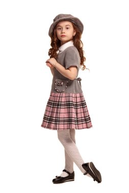 Beyaz arka plan üzerinde izole poz uzun, kıvırcık saçlı güzel bir küçük çocuğun tam uzunlukta çekim.