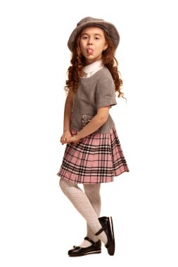 Beyaz arka plan üzerinde izole poz uzun, kıvırcık saçlı güzel bir küçük çocuğun tam uzunlukta çekim.