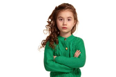 Beyaz arka plan üzerinde izole poz uzun, kıvırcık saçlı küçük bir esmer kız Portresi.