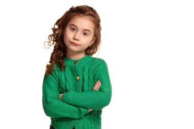 Beyaz arka plan üzerinde izole poz uzun, kıvırcık saçlı küçük bir esmer kız Portresi.