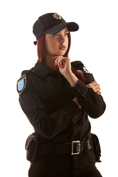 Ruiva policial do sexo feminino está posando para a câmera isolada no fundo branco . — Fotografia de Stock