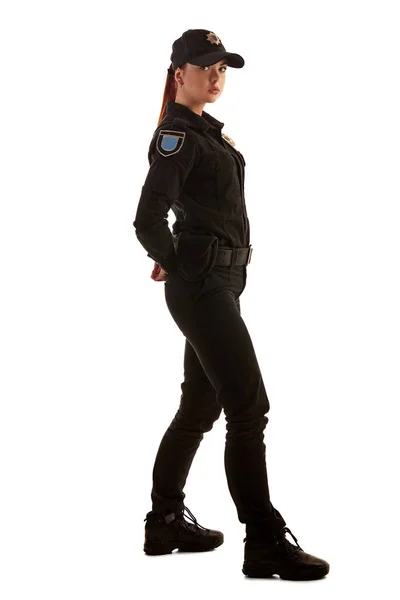 Ganzkörperaufnahme einer rothaarigen Polizistin, die isoliert auf weißem Hintergrund für die Kamera posiert. — Stockfoto