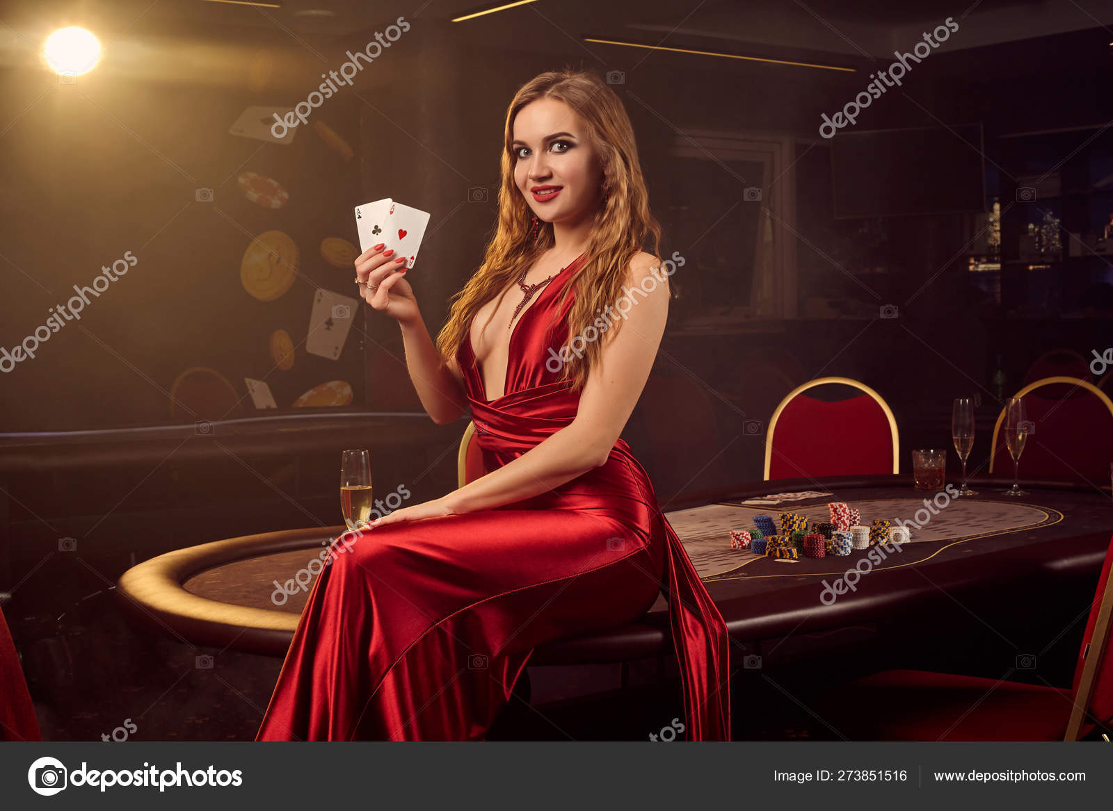 Poker-Tisch Mit Schwarzen Stühlen Und Karten Mit Chips Lizenzfrei