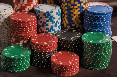 Kumarhanede bir masanın üzerinde duran poker fişleri yakın çekim.