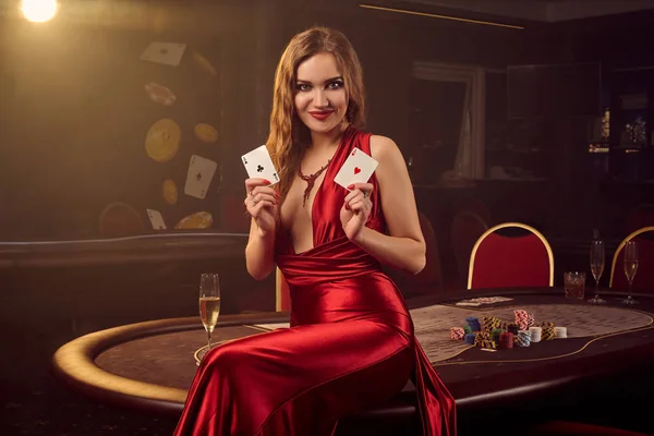 Jonge mooie vrouw poseert tegen een pokertafel in luxe casino. ⬇ Stockfoto,  rechtenvrije foto door © nazarov.dnepr@gmail.com #273851194