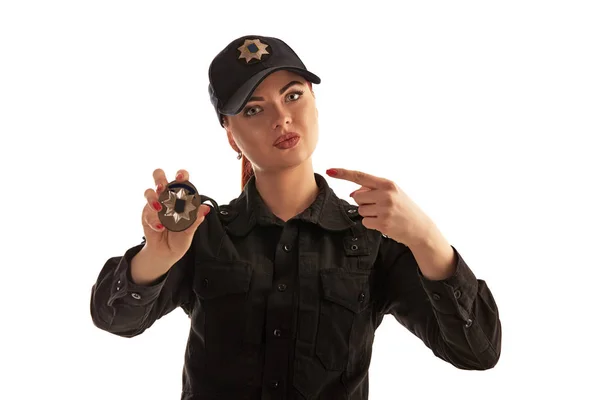 Close-up de uma policial ruiva posando para a câmera isolada no fundo branco . — Fotografia de Stock