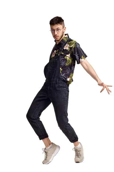 Retrato de cuerpo entero de un tipo divertido bailando en un estudio aislado sobre fondo blanco . — Foto de Stock