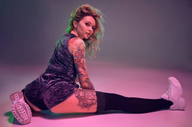 velour mavi çizme şort ve siyah çorap güzel kafkas sarışın kız pembe arka plan üzerinde uzanan yok