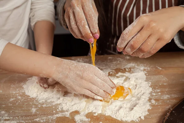 Мати і її дочка випікання хліба і веселяться на кухні. — стокове фото