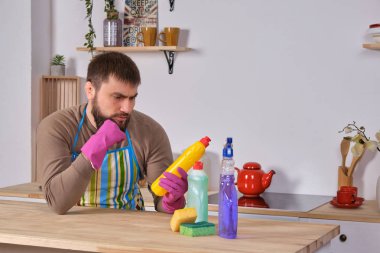 Genç adam ev temizliğinde karısına yardım etmek istedi ama tüm deterjanları ne yapacağını bilmiyordu.