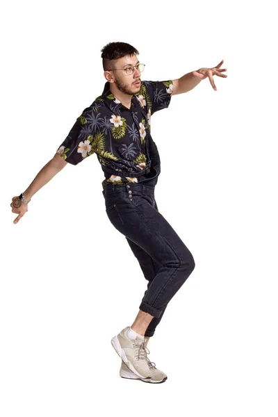 Ganzkörperporträt eines lustigen Typen, der im Studio auf weißem Hintergrund tanzt. — Stockfoto