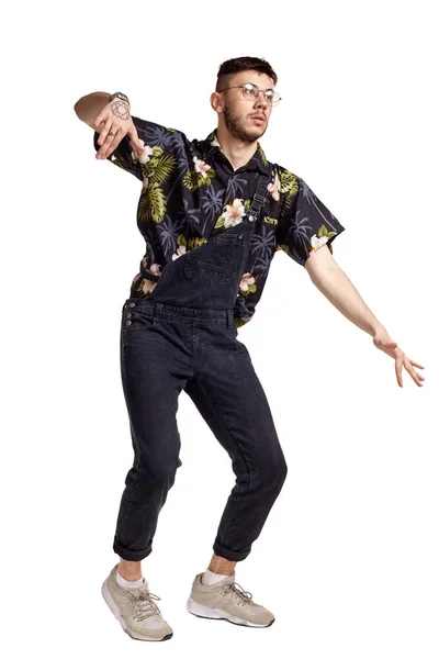 Retrato de cuerpo entero de un tipo divertido bailando en un estudio aislado sobre fondo blanco . — Foto de Stock