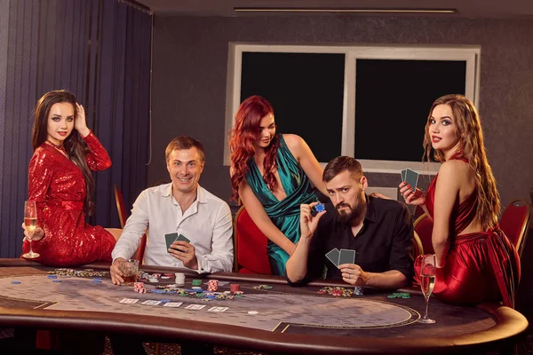 Grupo de jóvenes amigos ricos están jugando al poker en el casino . — Foto de Stock