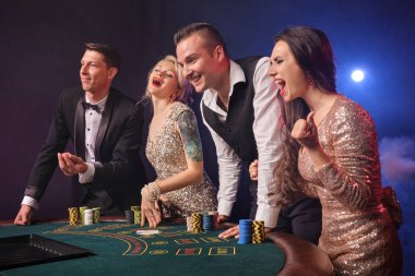 Zengin bir grup kumarhanede poker oynuyor..