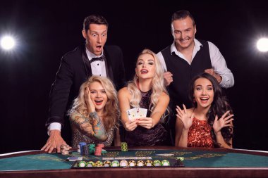 Zengin bir grup kumarhanede poker oynuyor..