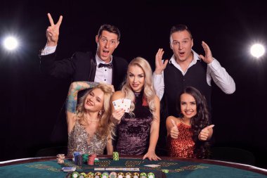 Zengin bir grup kumarhanede poker oynuyor..