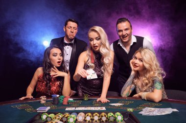 Bir grup zengin genç kumarhanede poker oynuyor..