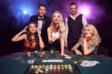 Bir grup zengin genç kumarhanede poker oynuyor..