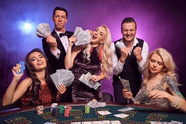 Bir grup zengin genç kumarhanede poker oynuyor..