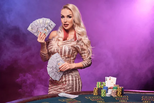 Mükemmel bir saç modeli ve parlak makyaj ile Sarışın kadın elinde iskambil kartları ile poz veriyor. Casino, poker. — Stok fotoğraf