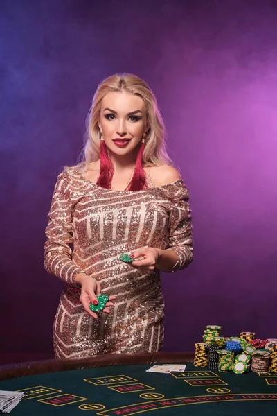 Mükemmel bir saç modeli ve parlak makyaj ile Sarışın kadın elinde kumar cips ile poz veriyor. Casino, poker. — Stok fotoğraf